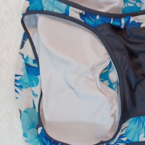 Woman's Spandex Blue Floral Bathing Suit Top 2XL - Picture 6 of 9